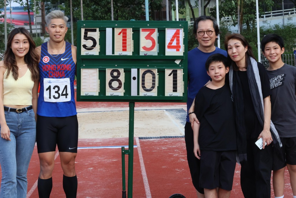 高浩塱（左二）以8米01于港锦赛男子跳远封王，赛后与女友及家人分享喜悦。徐嘉华摄