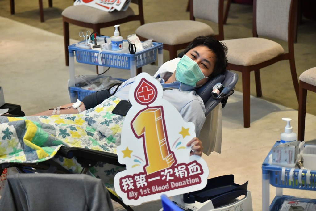何俊賢首次捐血。（陳極彰攝）