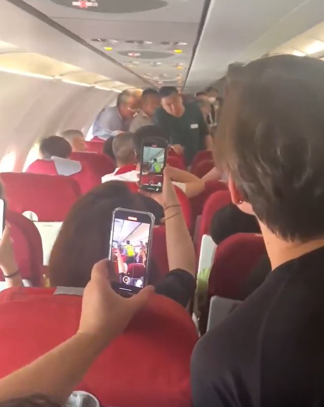 其他乘客舉起手機拍片。