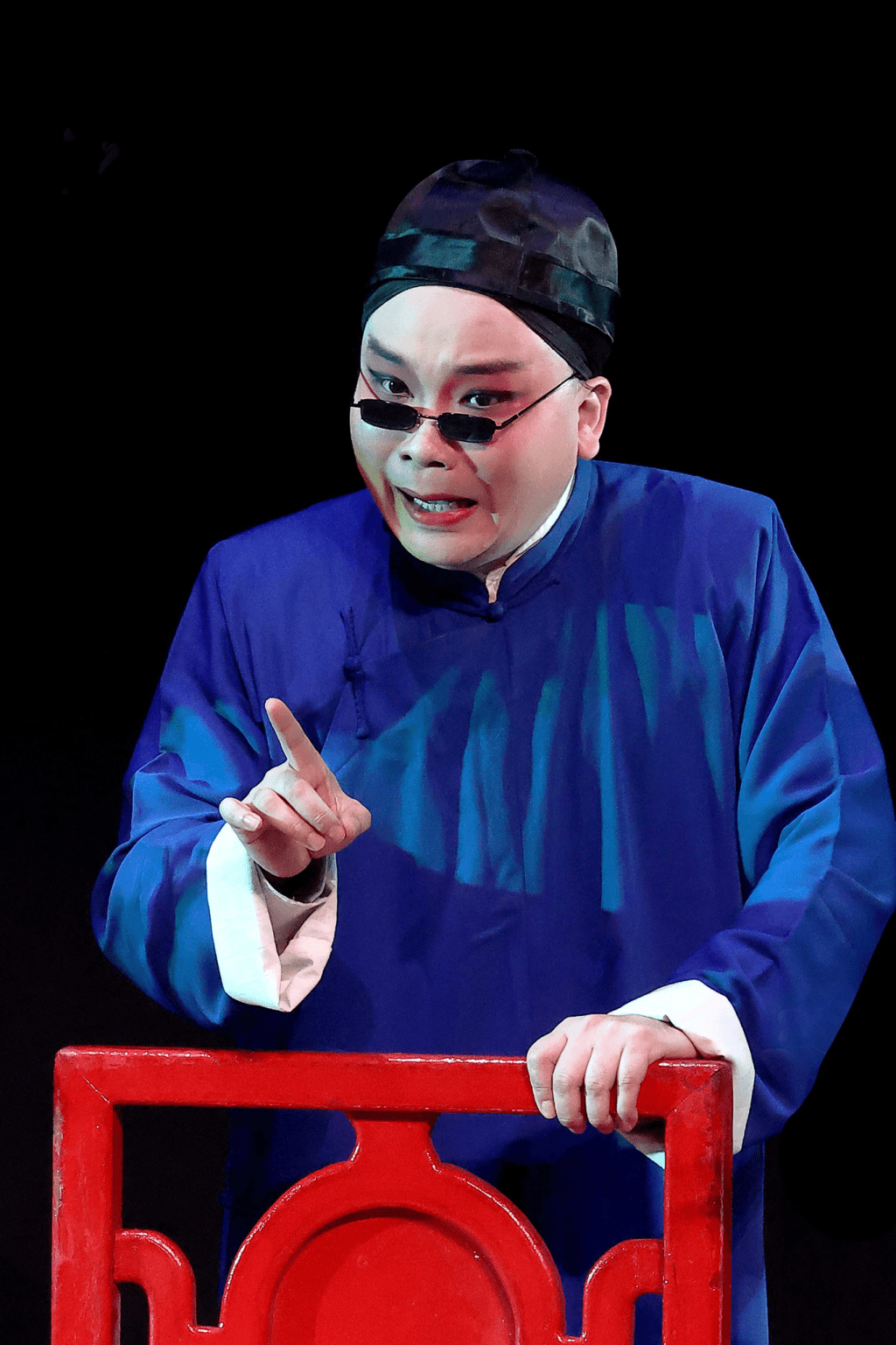 沈栢銓做筆魂。