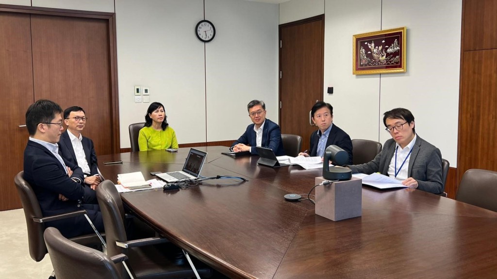 運輸及物流局局長陳美寶、副局長廖振新及常秘蔡傑銘今日與運輸署員工會面，為內地國慶黃金周期間本地交通配套安排作最後商討。運物局fb