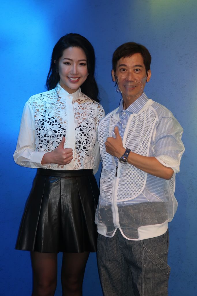 與張達明一齊出席活動。