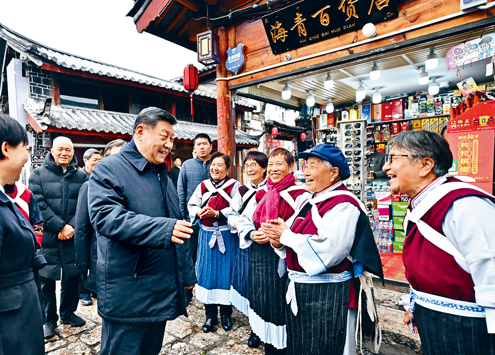 習近平與麗江居民交談。