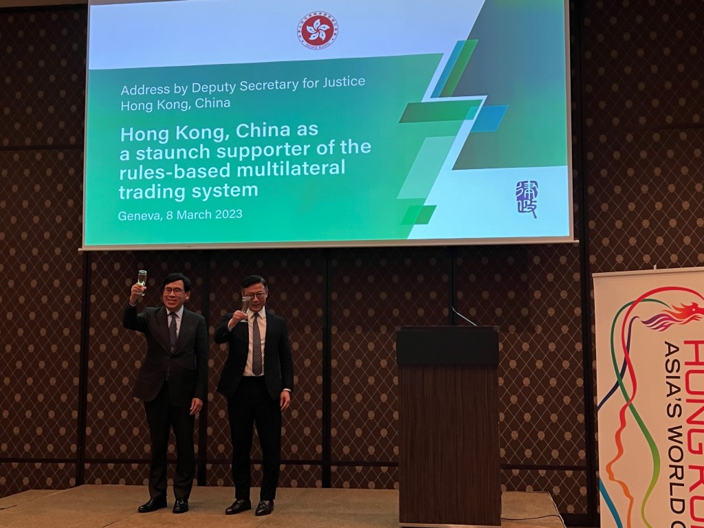张国钧（右）和香港驻世贸常设代表罗志康（左）一同主持祝酒仪式。律政司提供