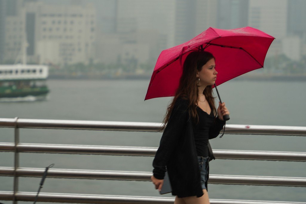 天文台发出红雨警告。 天文台发出红雨警告。