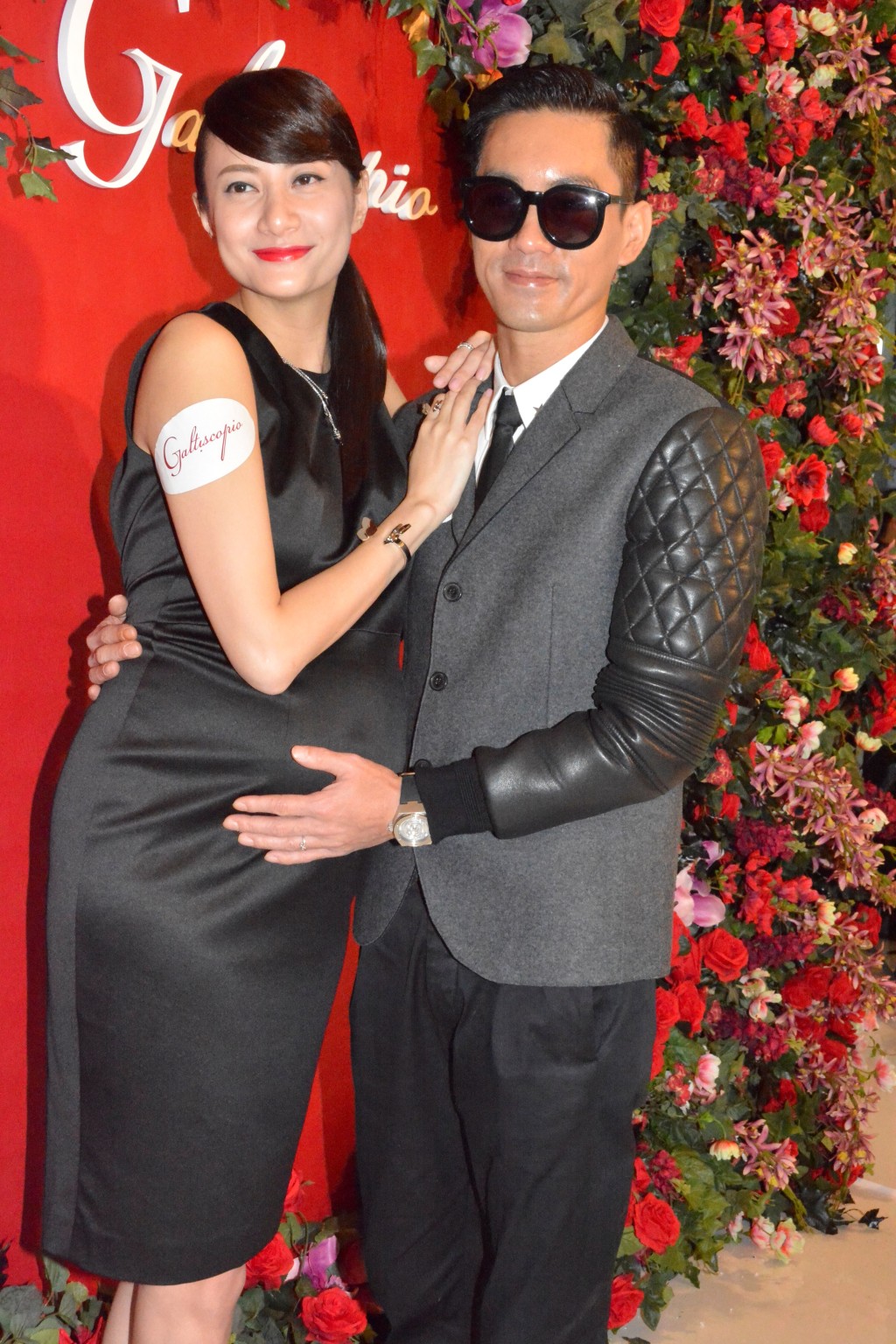 郑希怡与化妆师男友梁学储于2014年结婚。