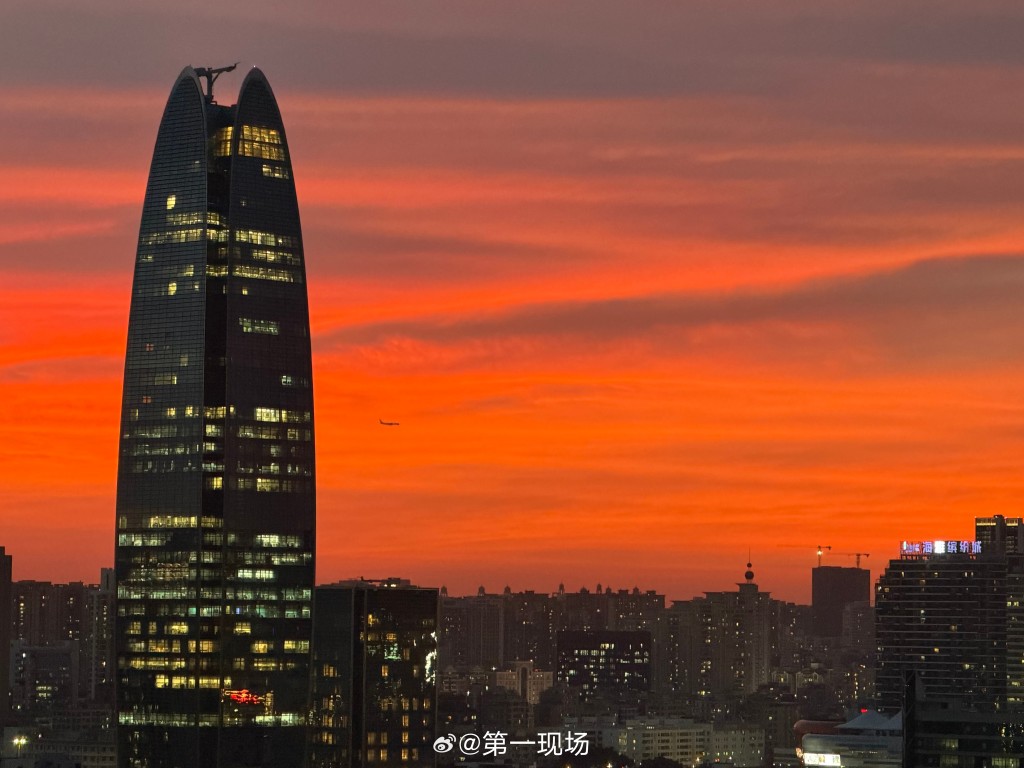 深圳晚上出現火燒雲現象,金紅雲彩彩漫天。第一現場 深圳晚上出現火燒雲現象,金紅雲彩彩漫天。第一現場