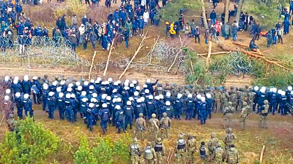 無證移民在白俄羅斯邊境，與波蘭警察、邊境巡邏隊對峙。