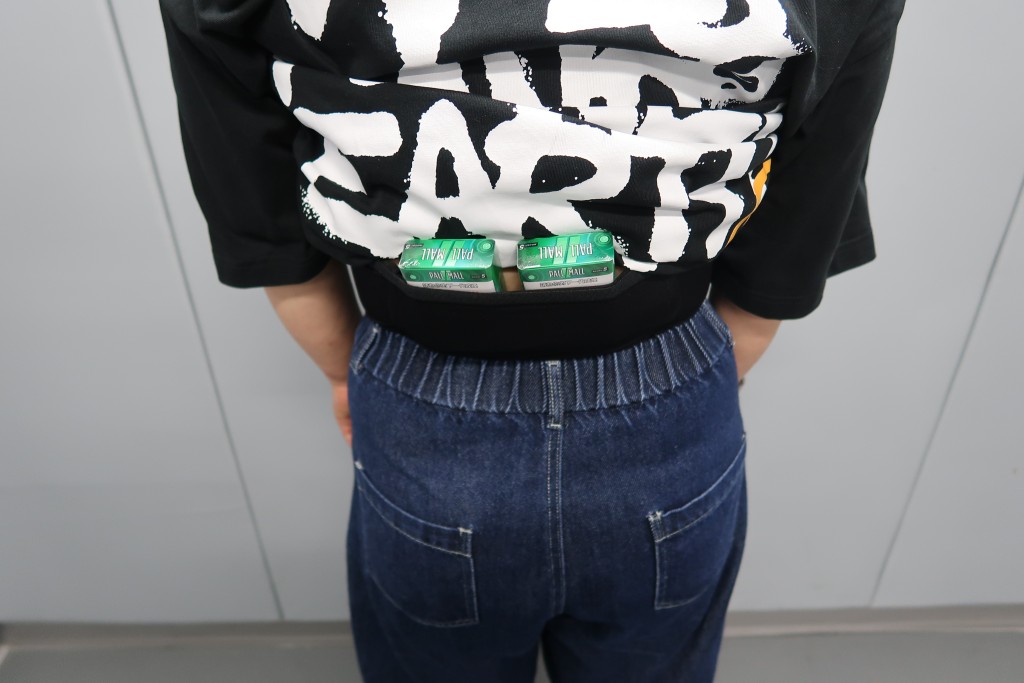 涉案女子在腰間位置收藏未完稅香煙，並曾以短袖上衣遮蓋。海關圖片