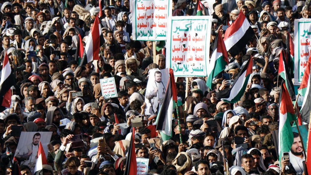 在也門首都薩那，胡塞武裝的支持者周五蜂擁上街抗議美國空襲。 美聯社