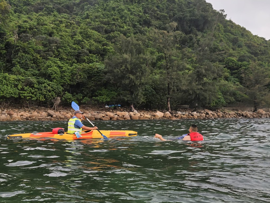 浮潜区人员在水中指导浮潜人士遵守「珊瑚友善路线」,不要践踏珊瑚。 浮潜区人员在水中指导浮潜人士遵守「珊瑚友善路线」,不要践踏珊瑚。