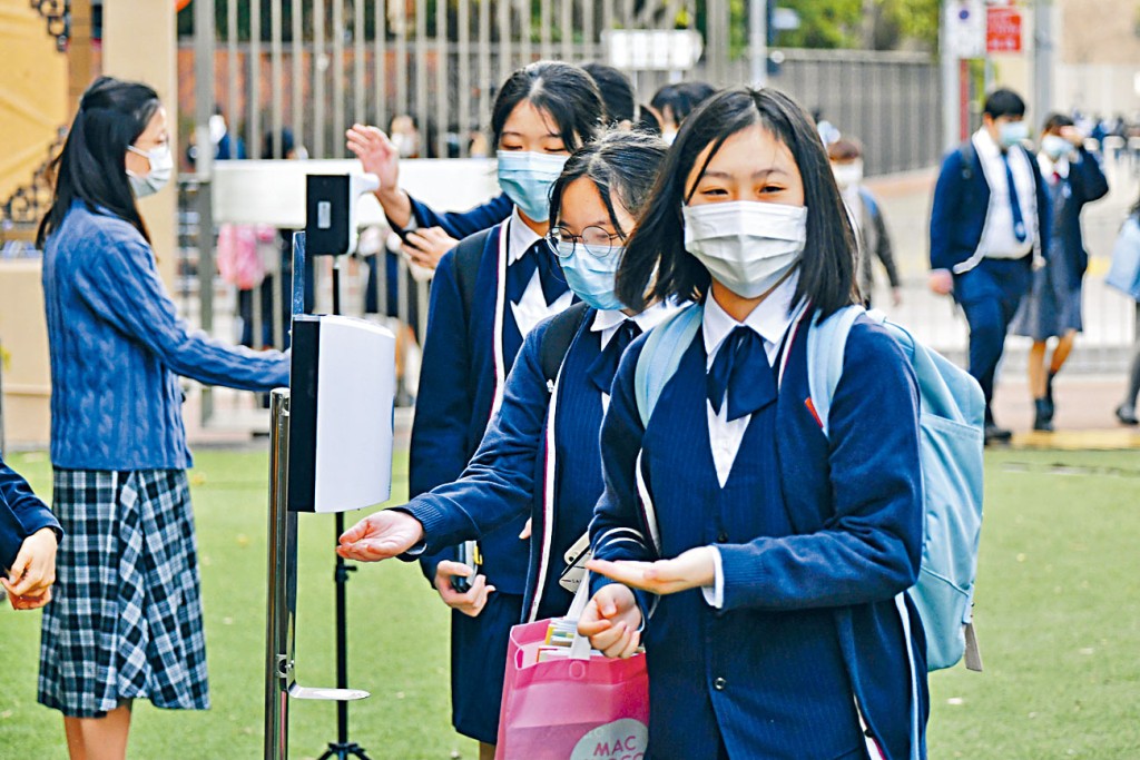 有完成全体教职员病毒检测的中学，昨恢复全校学生半天面授课堂，有学生称要重新适应。　