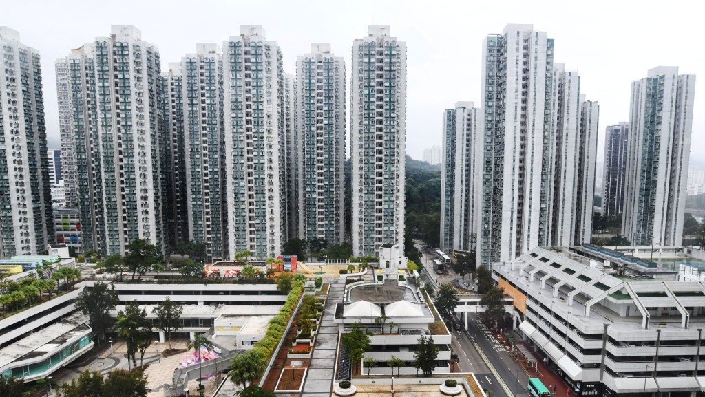 沙田第一城鎚頭跌落樓幸無人傷 警拘外牆水管工。資料圖片