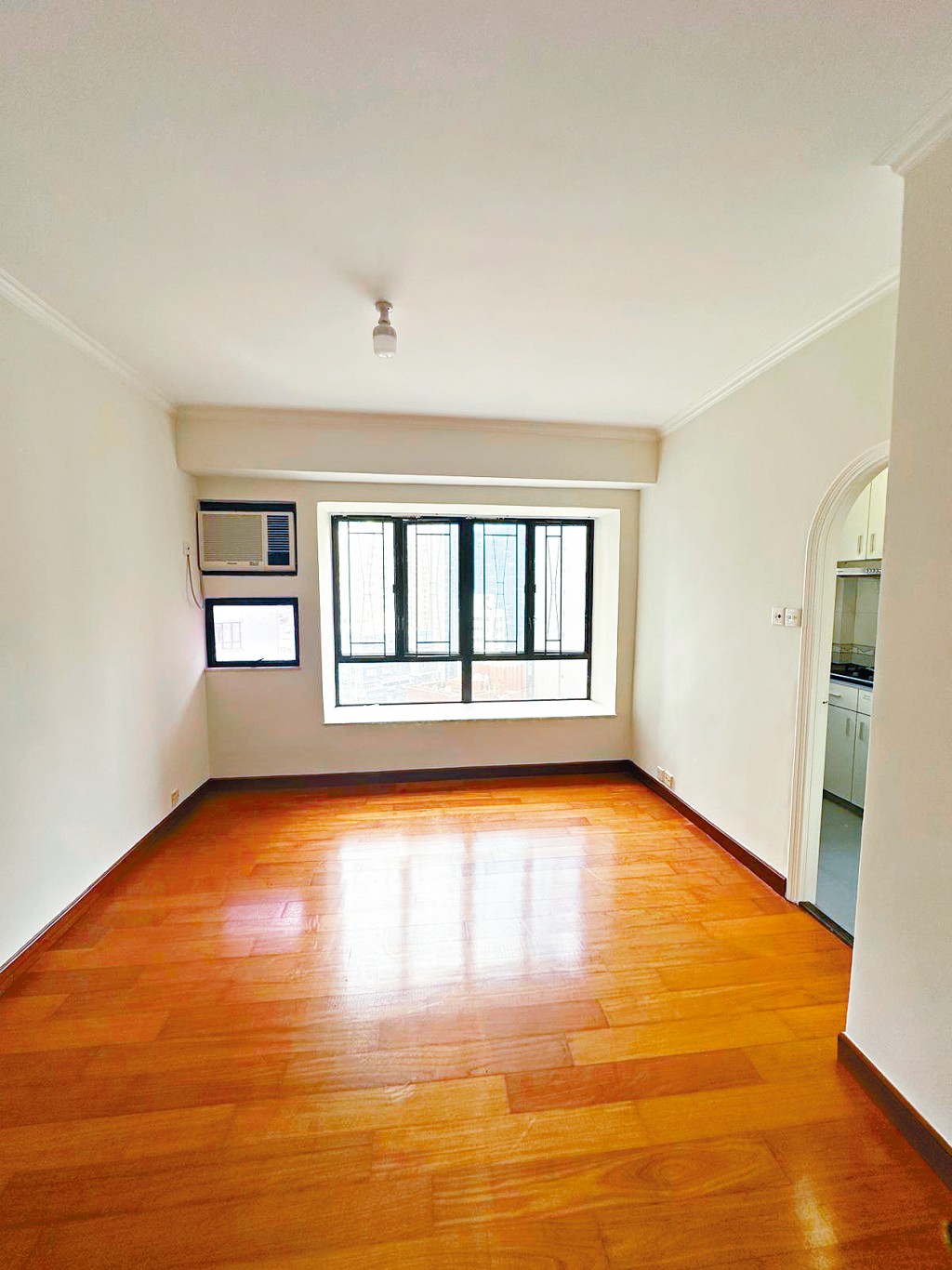 康澤花園D座22樓6室，開拍價650萬，較銀行估價低20%。