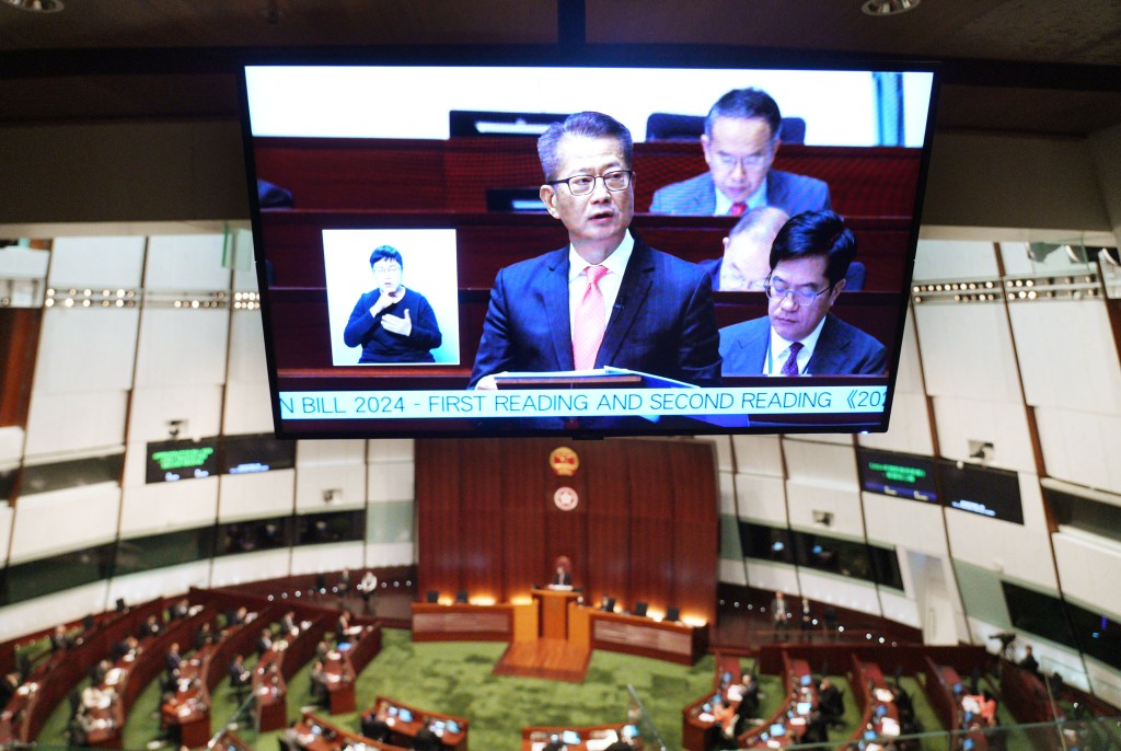 陈茂波在立法会宣读财政预算案。欧乐年摄
