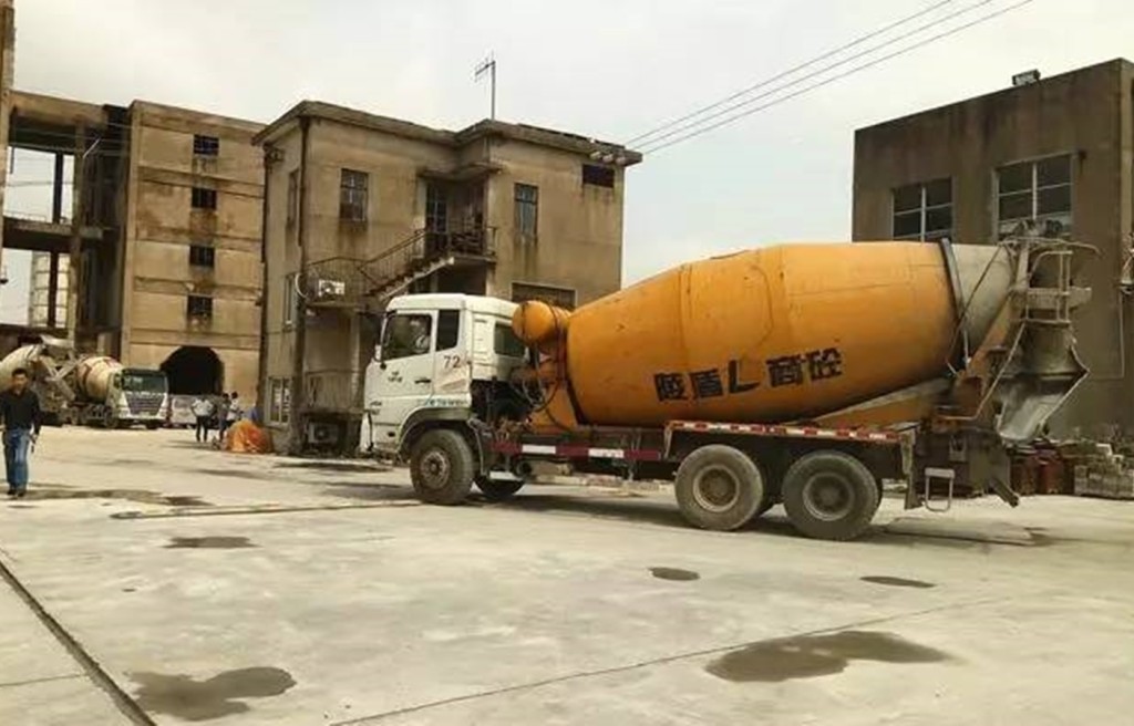 攪拌廠滿地橫流的灰色污水。