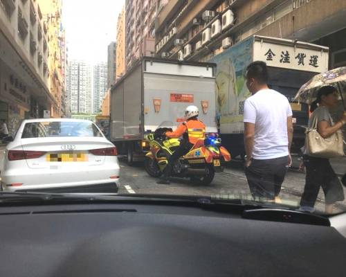 救護員到場治理傷者。網民禾斗圖片