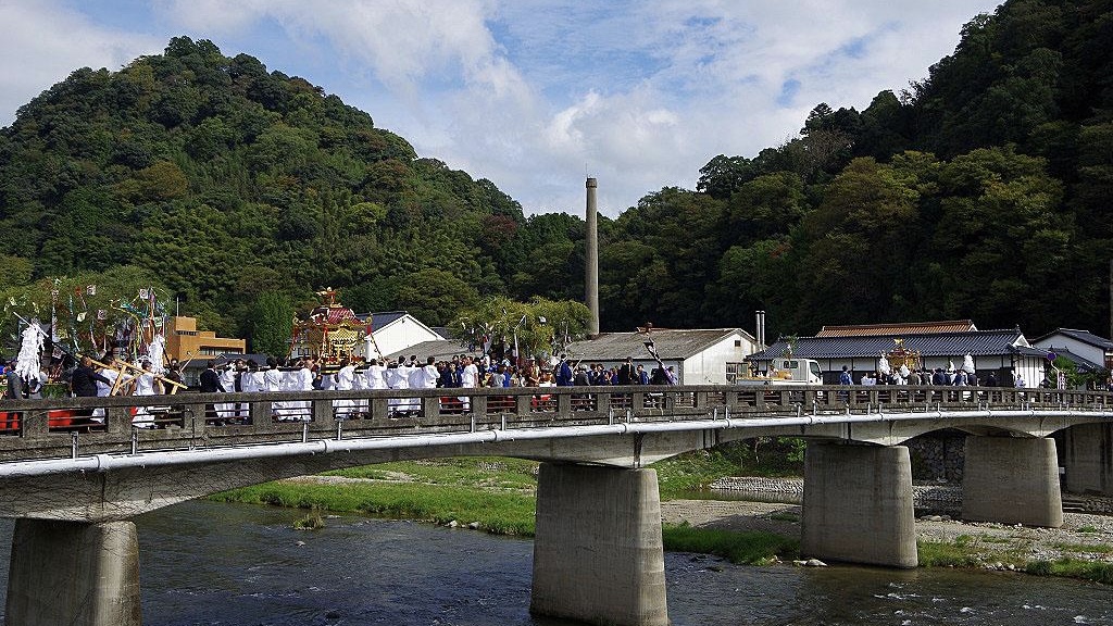 日本「勝山爭吵打架山車祭」是在岡山縣勝山地區舉行的祭典。 Wiki