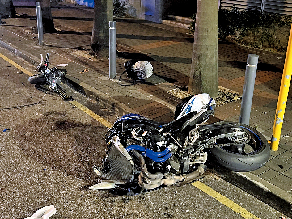 電單車撞向路邊的防撞柱後,車身斷開兩截。
