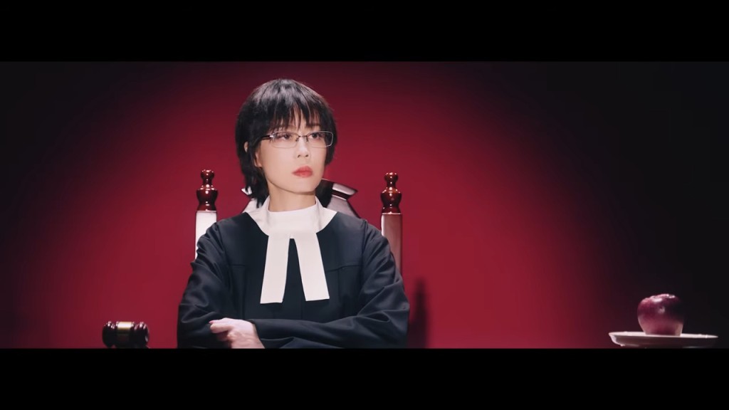 孙佳君在MV变身法官。