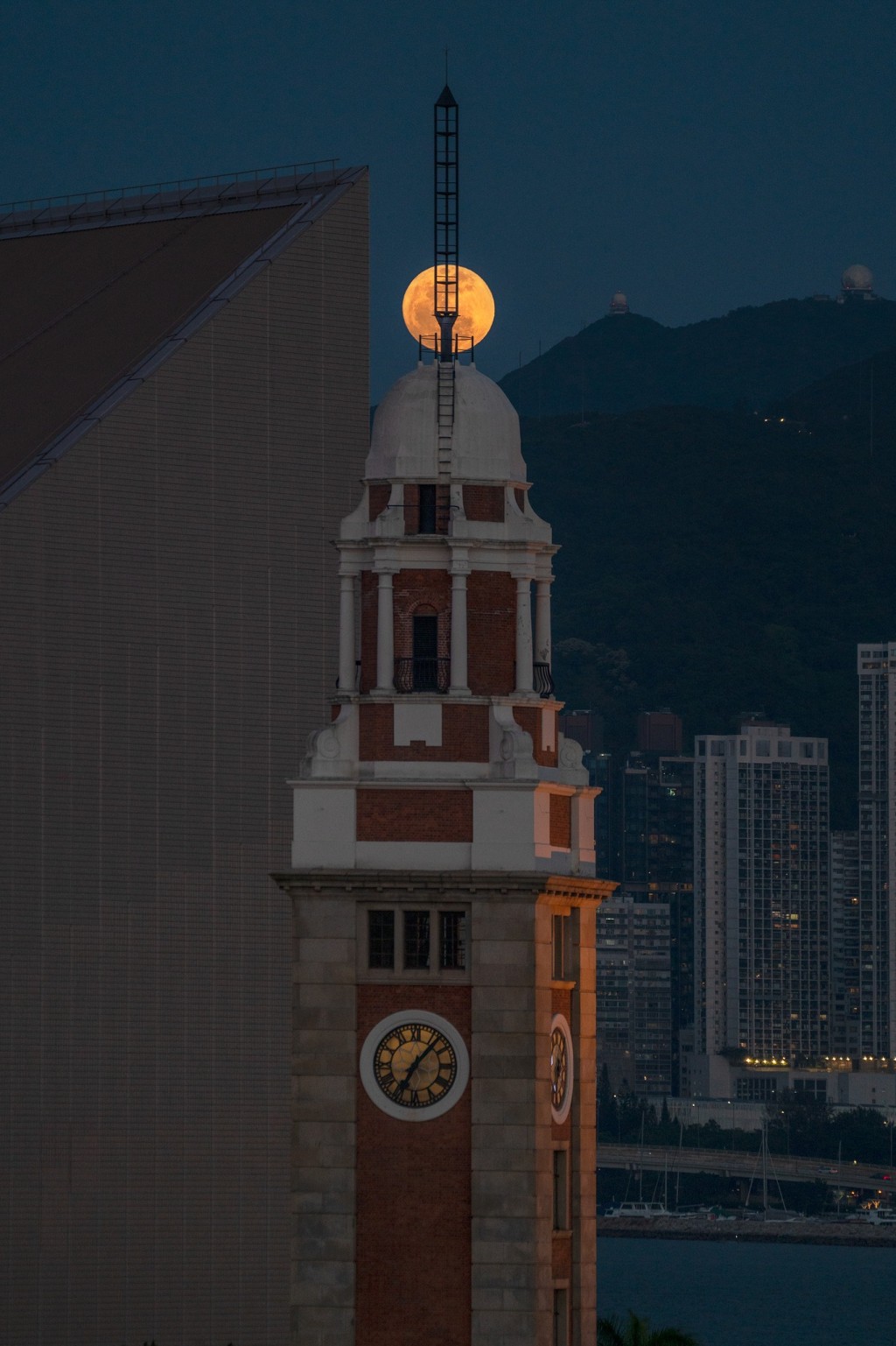 香港天文台facebook日前以「月亮魚蛋串」 為題上載網民美拍,指「最近有朋友影到 超得意畫面——圓碌碌嘅月亮『篤』喺鐘 樓嘅避雷針上,睇落似『篤魚蛋』咁」!天文台fb截圖(圖:Nero Sin / 2025年5月12日 / 尖沙咀 / #CWOS) 香港天文台facebook日前以「月亮魚蛋串」 為題上載網民美拍,指「最近有朋友影到 超得意畫面——圓碌碌嘅月亮『篤』喺鐘 樓嘅避雷針上,睇落似『篤魚蛋』咁」!天文台fb截圖(圖:Nero Sin / 2025年5月12日 / 尖沙咀 / #CWOS)