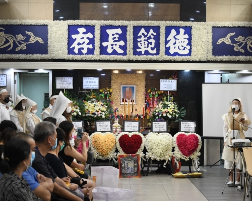 苦主一家於九龍殯儀館無遺體設靈。