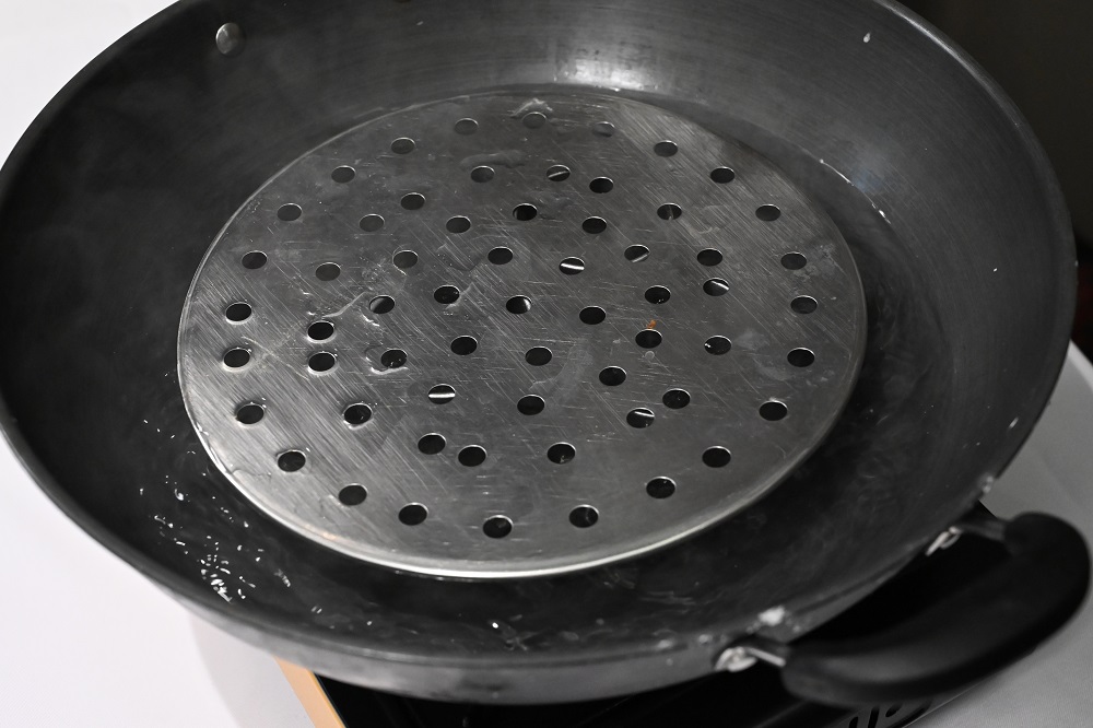 5.煲滚水。Boil a wok of water.