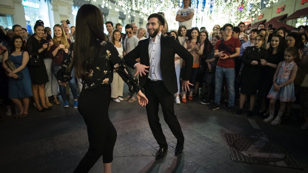 2018年世界盃期間，車臣球迷在克里姆林宮街頭跳民族舞。 美聯社