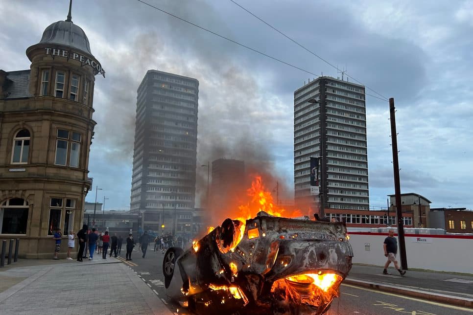 英格蘭東北部桑德蘭地區爆發嚴重騷亂，有汽車被放火燒毀。網上圖片