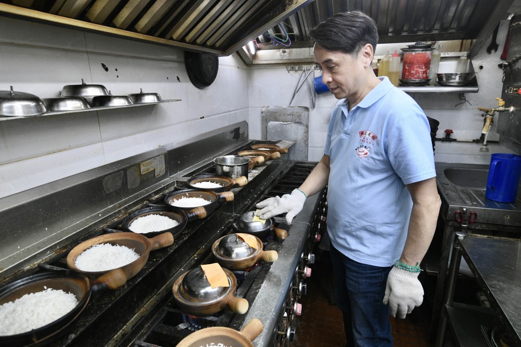 興記的煲仔飯講求「逐煲煮、一煲一煲出」,廚房內數十個明火爐頭同時運作,溫度極高。 興記的煲仔飯講求「逐煲煮、一煲一煲出」,廚房內數十個明火爐頭同時運作,溫度極高。