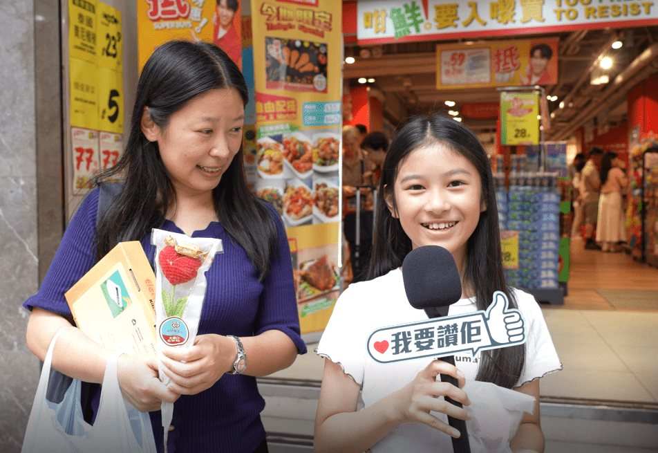 吳小姐的女兒Jasmine,也對學生們贈花的舉動表示感激,並連聲道謝。 吳小姐的女兒Jasmine,也對學生們贈花的舉動表示感激,並連聲道謝。