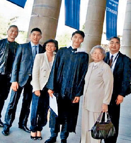 唔似二弟■母親最後一次回多倫多參加孫兒大學畢業禮。鄧達智（左一）、母親（右二）、二弟 （右一）同行，二弟個樣似北京人。