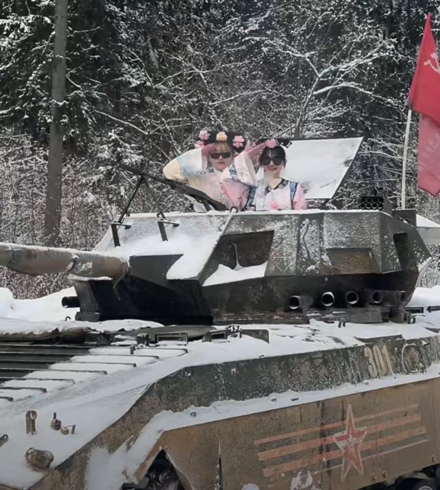 内地女格格服游俄罗斯｜乘坐了坦克