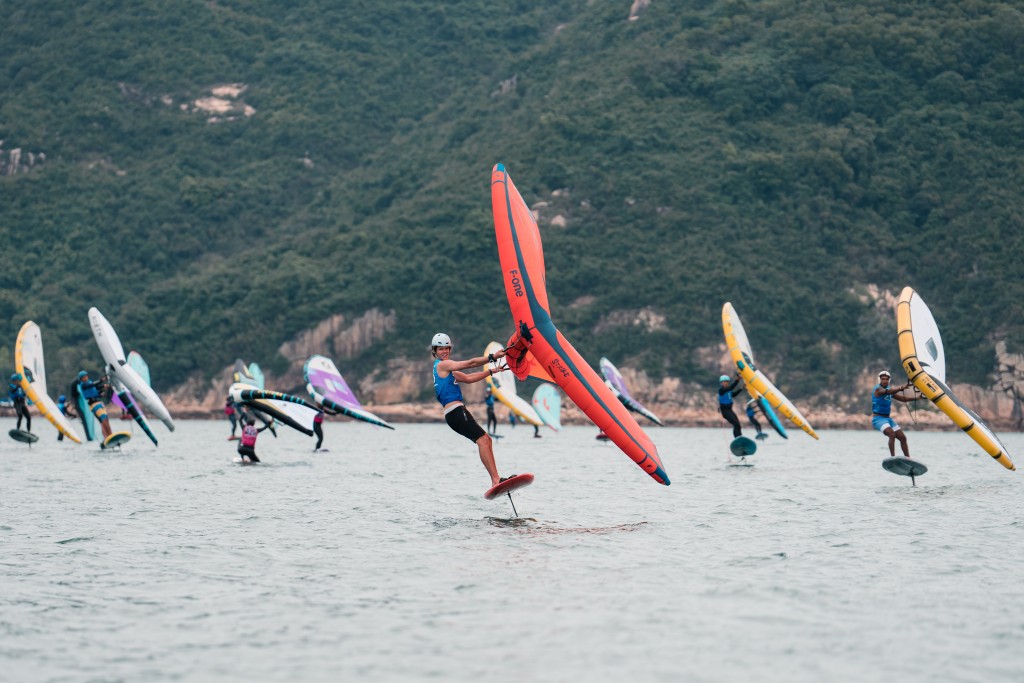 滑浪風翼資格賽周日順利完成繞泡賽(Surf-Slalom)。 香港滑浪風帆總會圖片