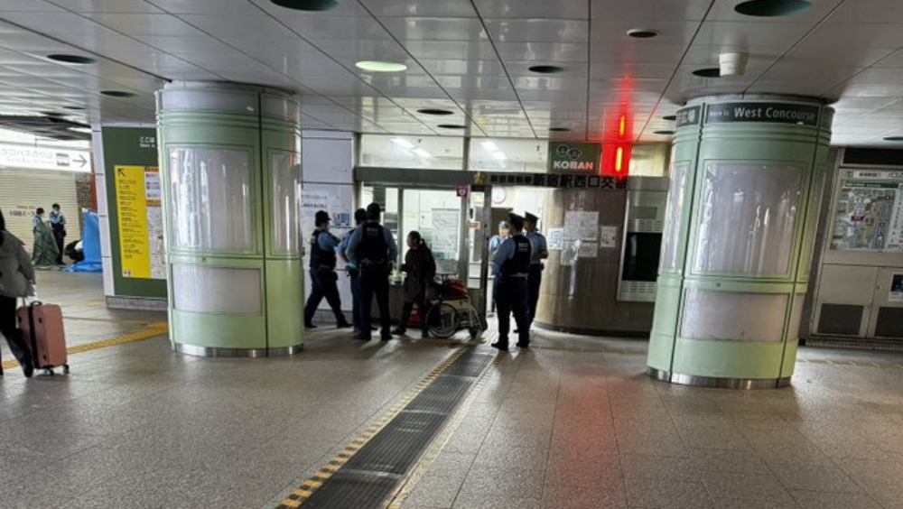 日本JR新宿站警察遇女子持剪刀襲擊，受傷警員送往醫院後恢復意識，目前暫無大礙。 X平台