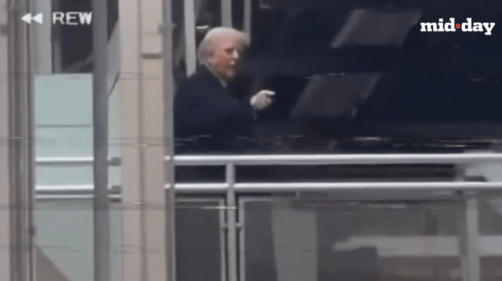 影片拍到，特朗普隨即指向該名工人，疑似連續噴出兩次「f--k you」髒話。midday india影片截圖 