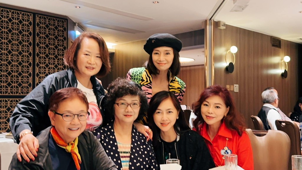资深传媒人汪曼玲（前左）早前于Facebook上载饭局照，好友吴丽珠（后右）都有出席。