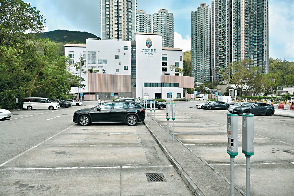 将军澳石角路咪表停车场以往经常爆满，但加价后有不少咪表位空置，相邻私营停车场因收费较低经常爆满。