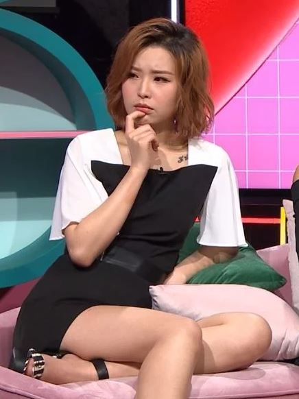 Helen的坐姿十分豪放。