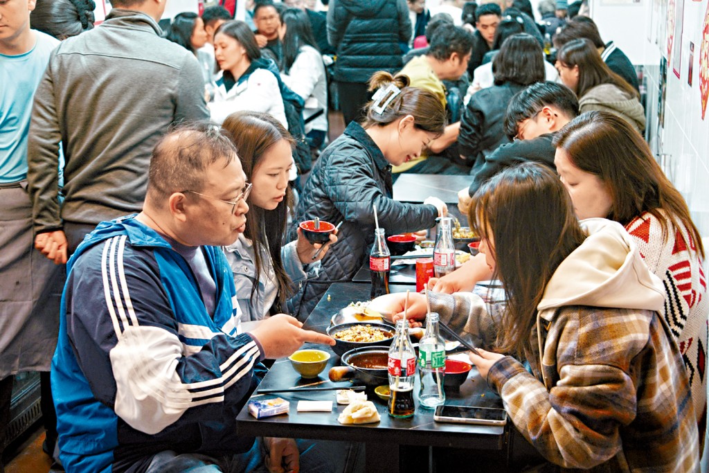 寒風並未擊退食客,昨晚油麻地廟街附近煲仔飯店內門庭若市。