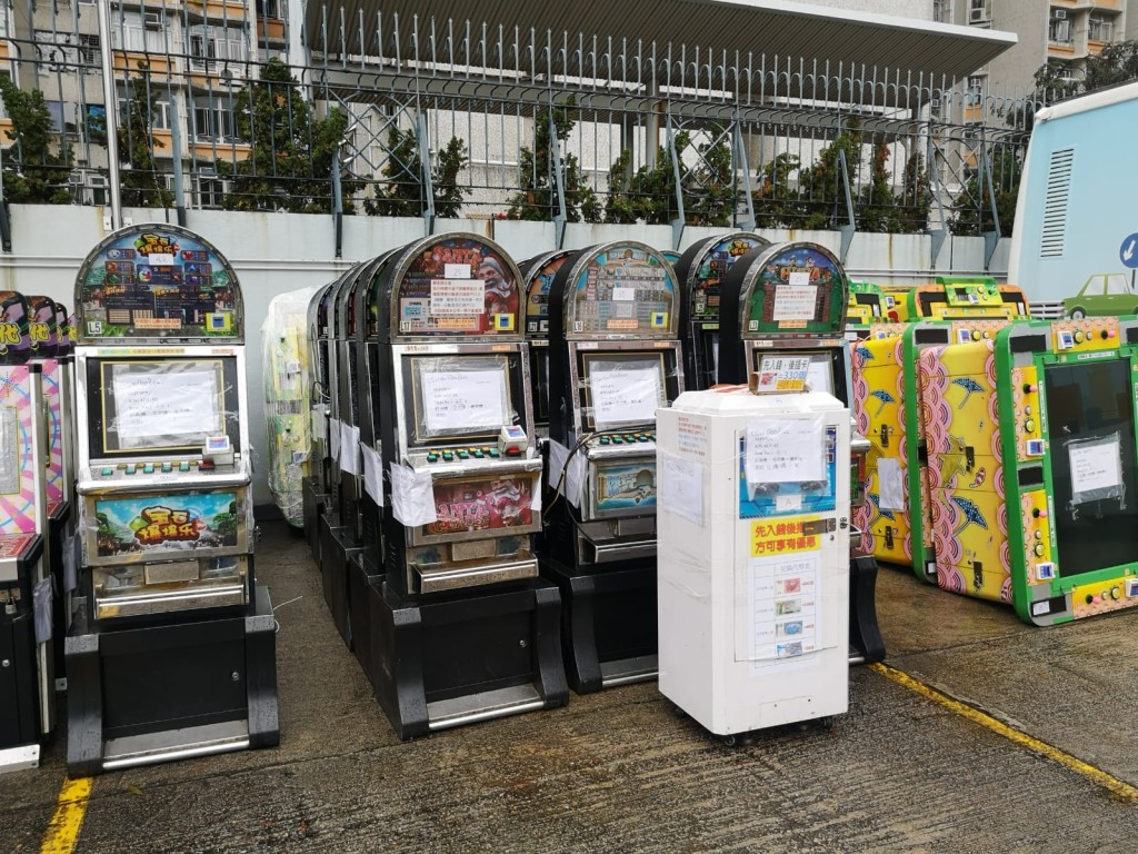 警方展示检获的一批游戏机