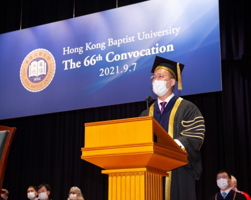 衞炳江於開學禮致辭時勉勵新生要利用力量。浸大圖片