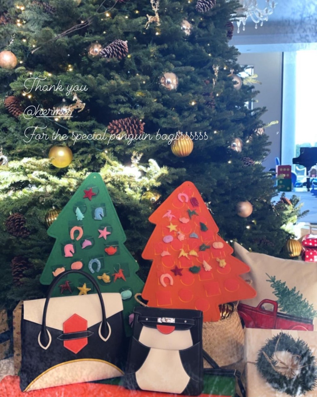 去年圣诞节大刘曾送甘比在Hermès订制的两款企鹅袋。