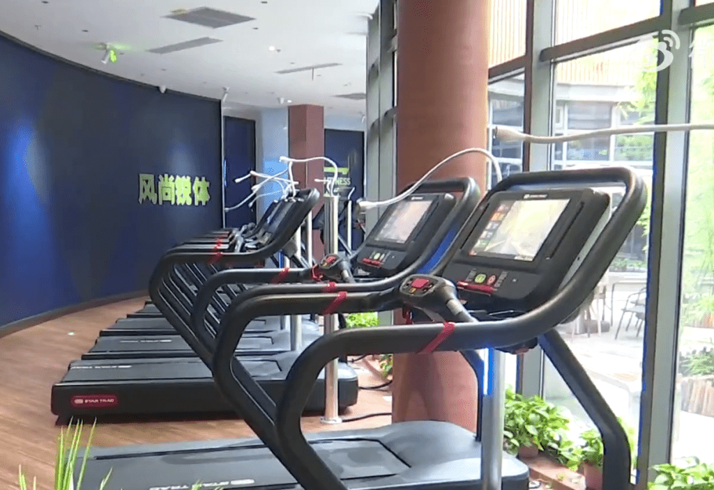 施先生跑步汗味太浓屡遭投诉。1818黄金眼