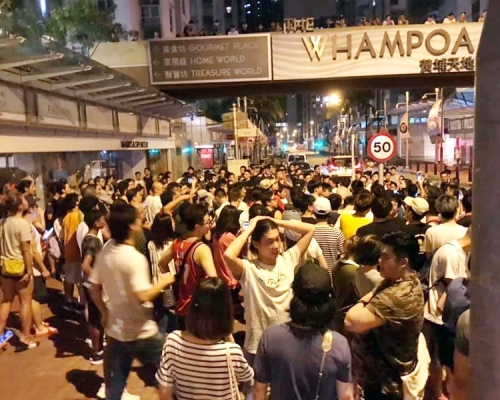 有街坊不滿保安容許警員進入屋苑，要求交代。FB「黃埔好東西」Joe Choi‎圖片