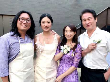 陳美齡的大兒子金子和平(左1)與美籍台灣女友莊文若(左2)去年結婚，她和(右2)丈夫金子力(右1)及兒媳們一起合照。