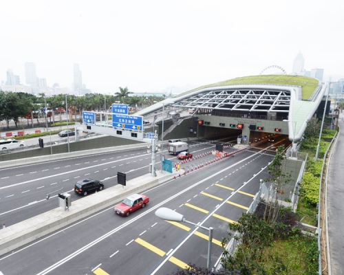 中環及灣仔繞道的東通風大樓空氣淨化系統配件有損壞。 資料圖片