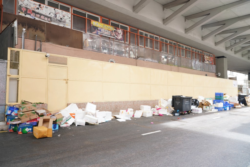 土瓜灣街市對出的衞生黑點已固態復萌，垃圾及膠箱隨處可見。歐樂年攝