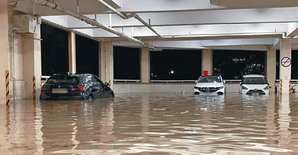 ■黑雨期間，很多停車場都變成「水塘」。