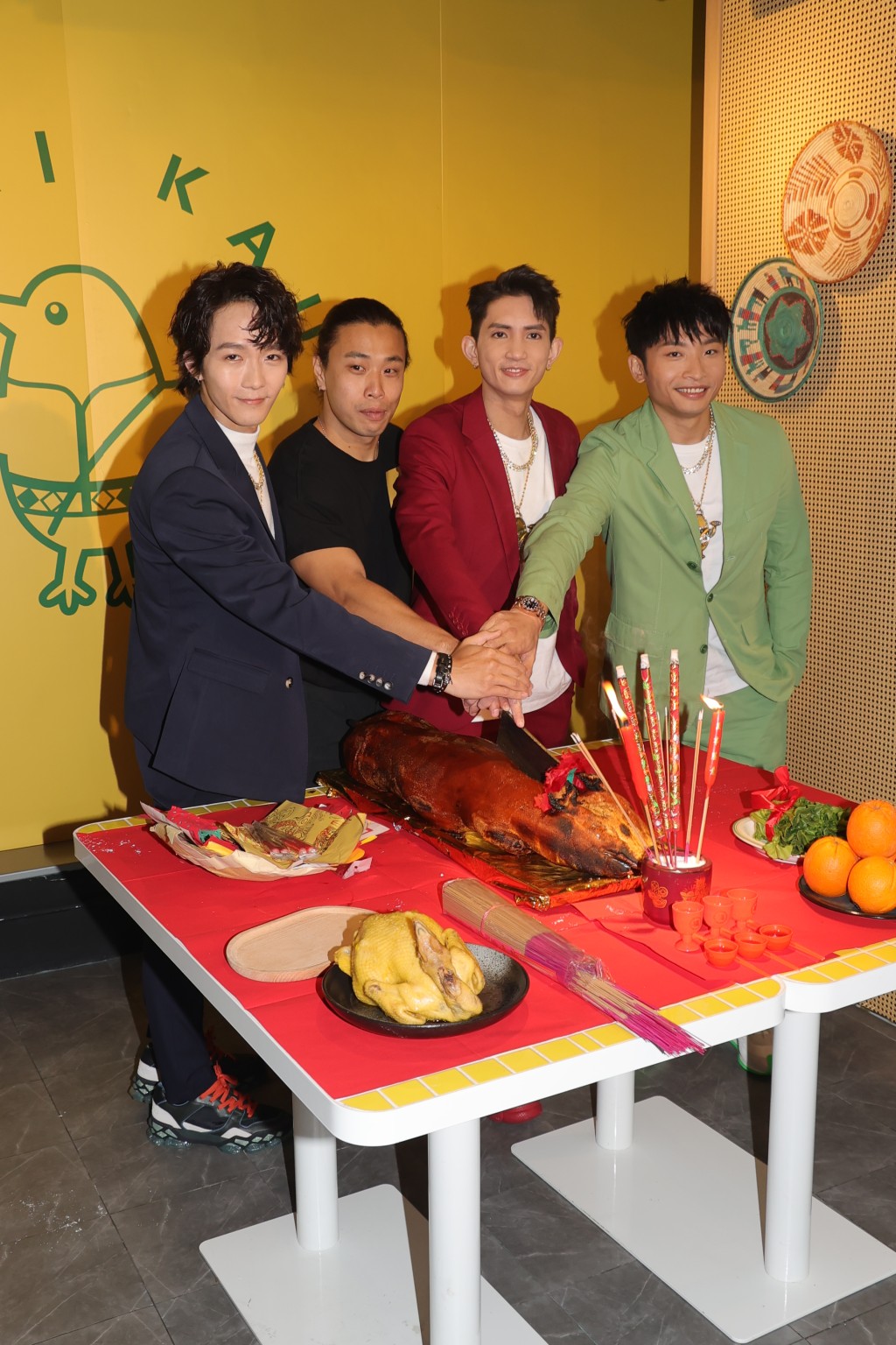 MIRROR隊長Lokman（楊樂文）、隊員Alton（王智德）及ERROR成員阿Dee（何啟華），上月底齊現身為合資7位數字開的泰國菜館開張。